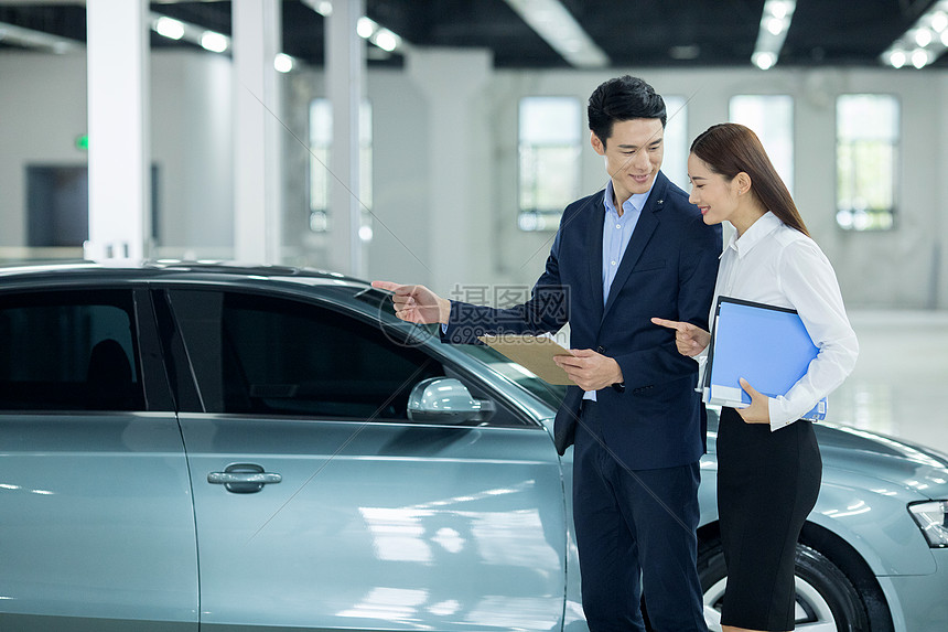 汽車銷售服務人員討論圖片素材_免費下載_jpg圖片格式_VRF高清圖片500676939_攝圖網