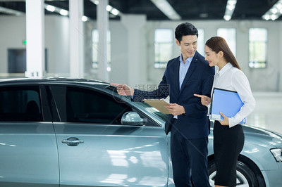 汽車銷售服務人員討論